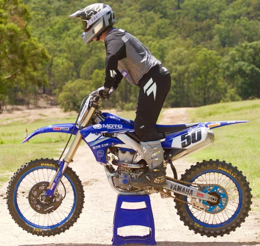 Кроссовый мотоцикл в прыжке