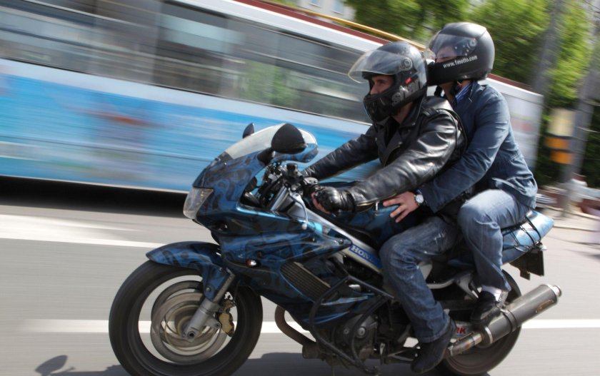 Пассажир на мотоцикле