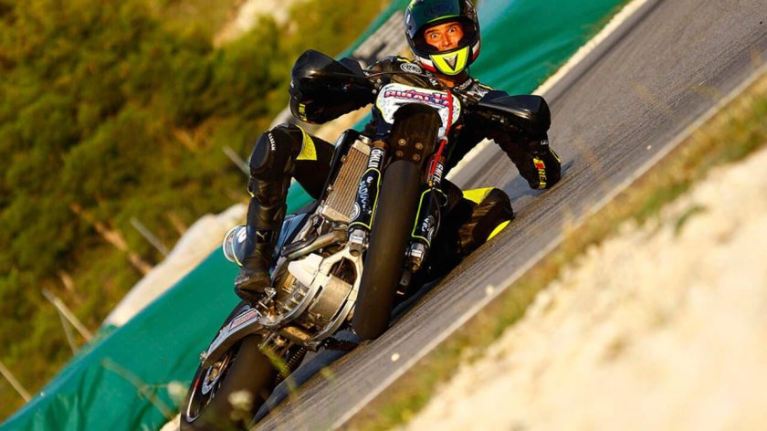 Мотоцикл под наклоном фото