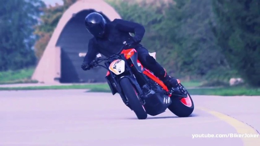 Мотоциклы прыгают по препятствиям