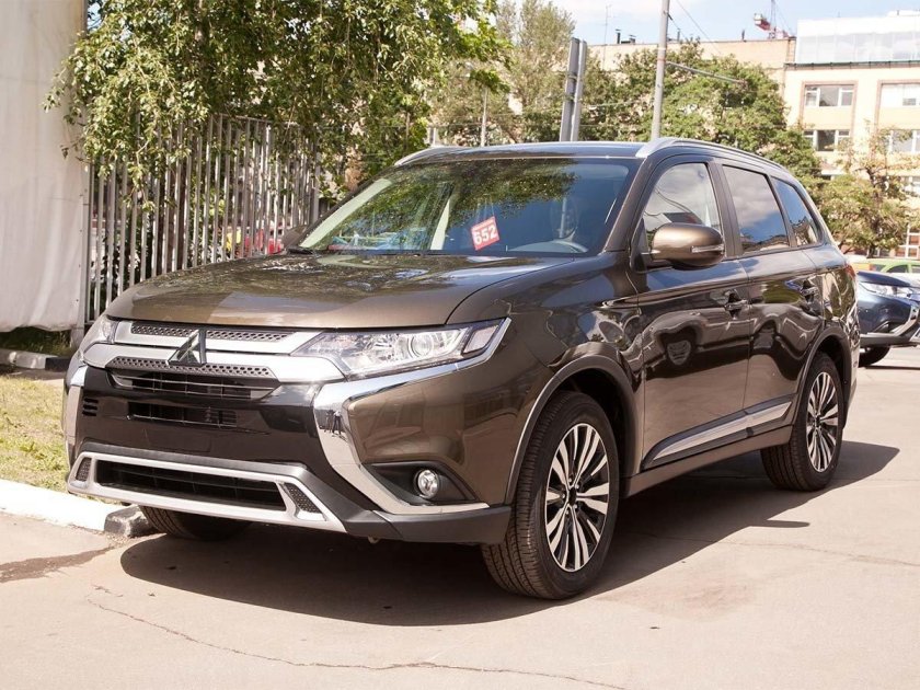 Мицубиси Аутлендер 2019 коричневый