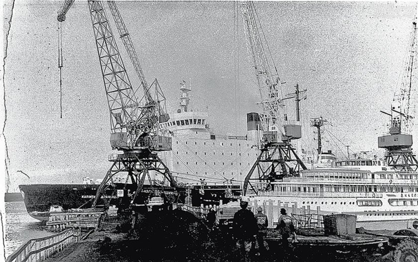 Теплоход Диксон