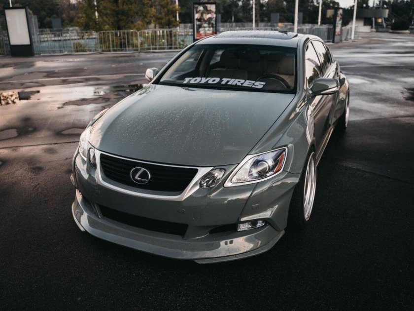 Белая машина Лексус