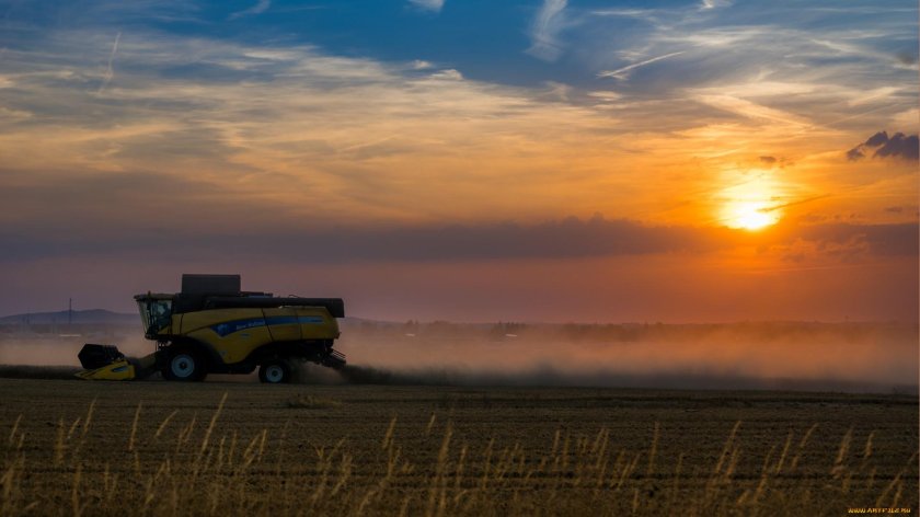 Комбайн Ростсельмаш на закате