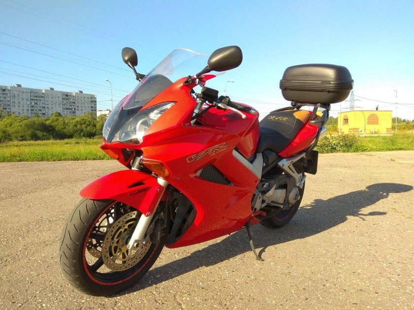 Honda VFR 800 красный