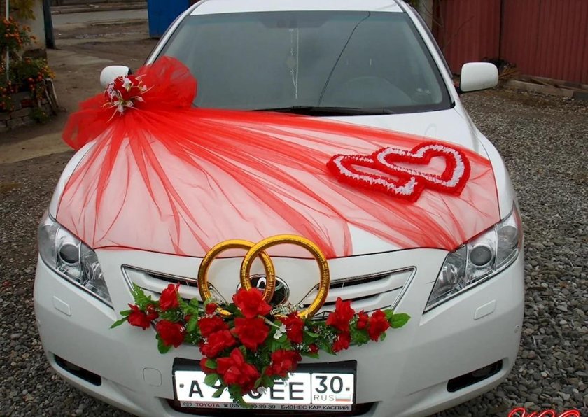 Украшение свадебного автомобиля