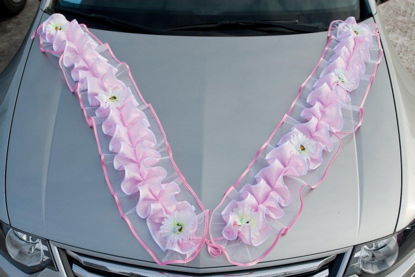 Украшение свадебной машины лентами