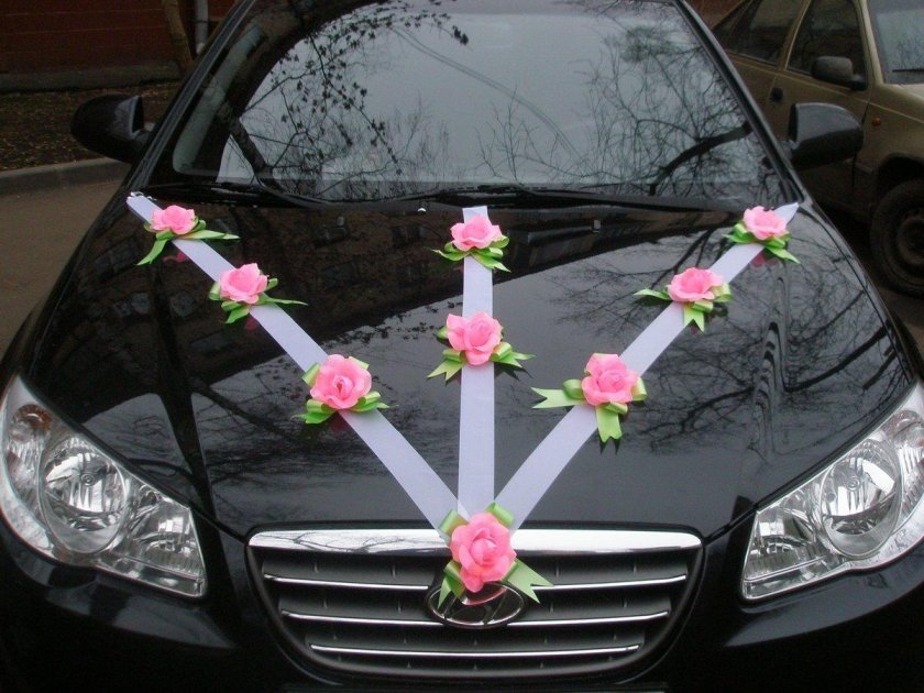 Украшение свадебной машины лентами
