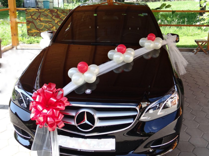 Украшение свадебных машин шарами