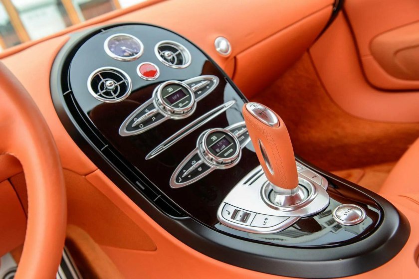 Бугатти Вейрон 2021 салон