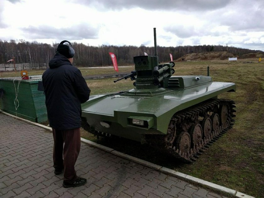 Уран-9 военный робот