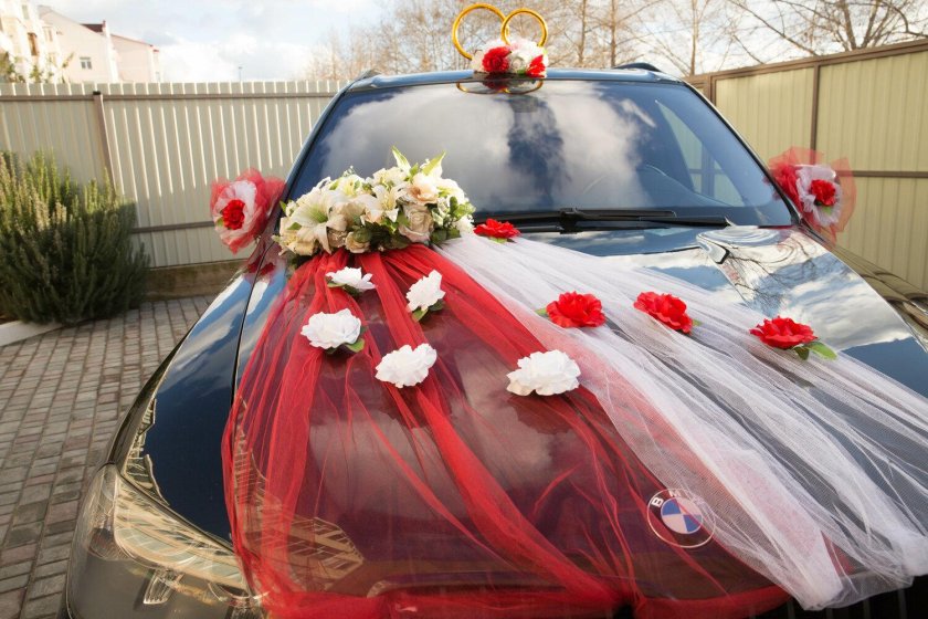 Как крепить свадебное украшение из фатина на автомобиль?