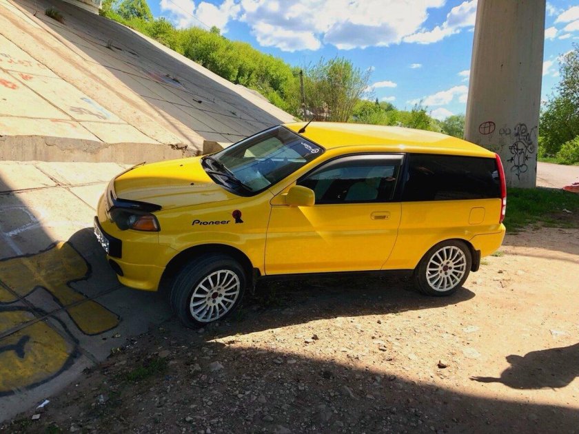 Honda HR V 1999 желтая