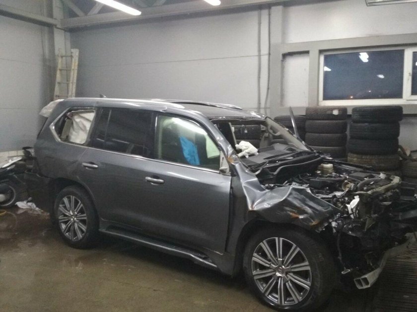 Разбитый Lexus LX