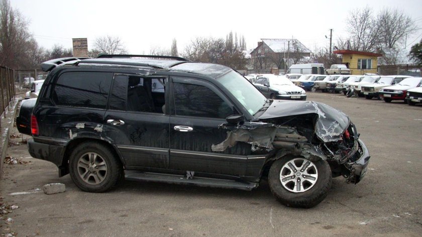 Битый ленд Крузер 200