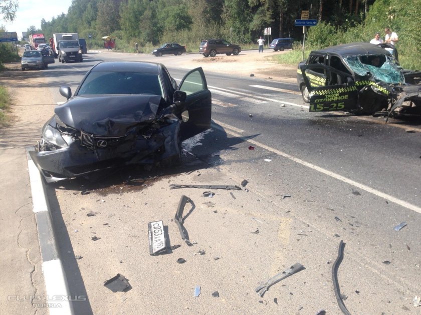 Битый Lexus is 250