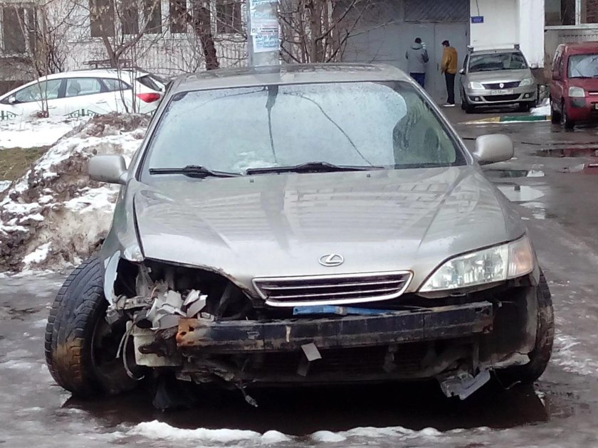 Побитый Лексус 300