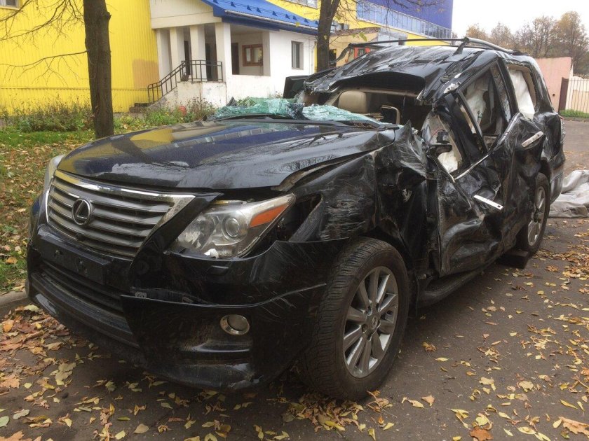 Разбитый Лексус 570 черный