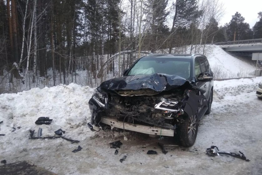 Разбитый Лексус 570 зима