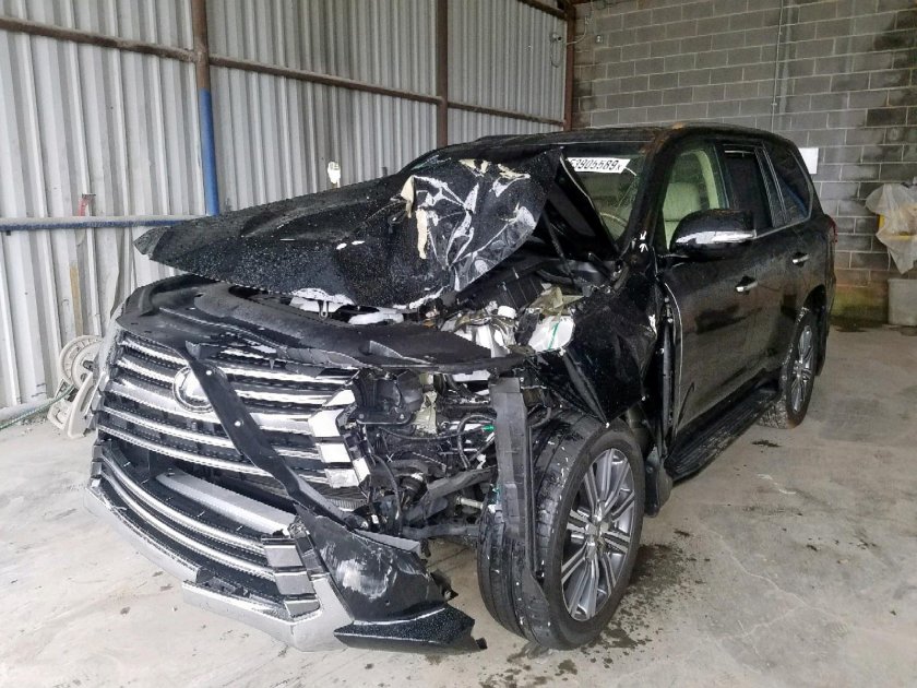 Разбитый Лексус 570