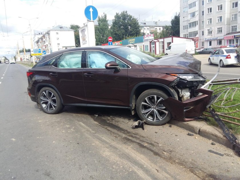 Разбитый Лексус РХ 350