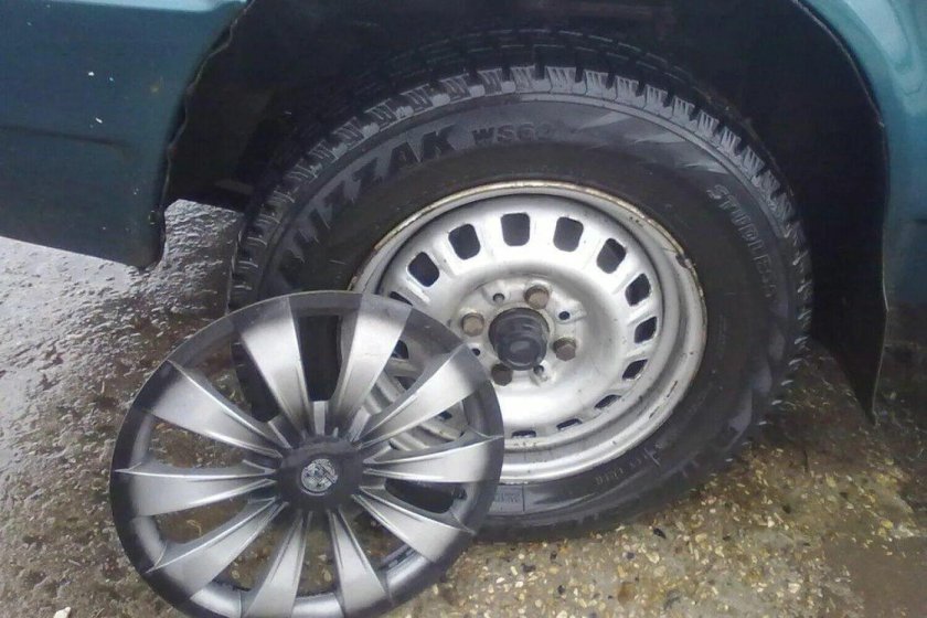 Колпаки на колесах машины