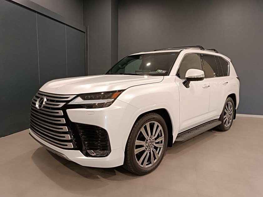 Lexus LX 600 белый