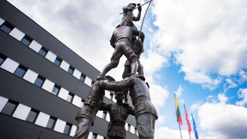 Памятник историческому событию