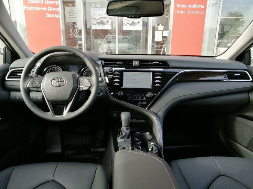 Тойота Камри 2018 белый салон