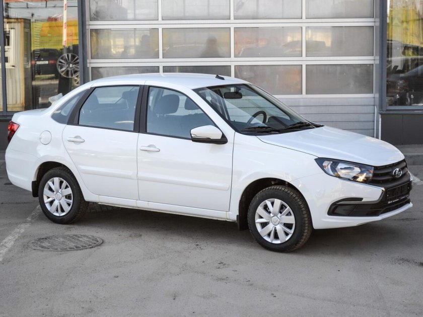 Белая Лада Гранта 2022 седан