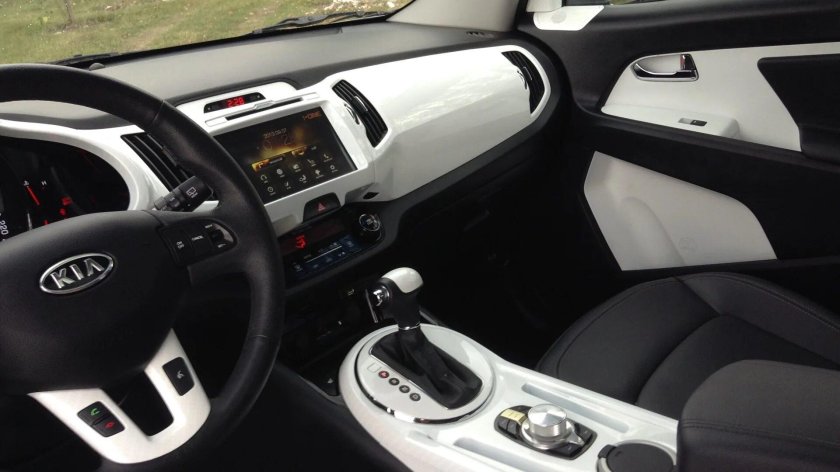 Белый салон кия Спортейдж 3