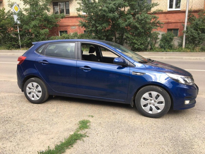 Синяя Киа Рио 3 хэтчбек
