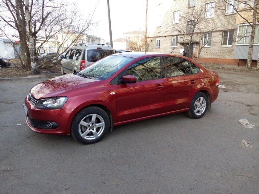 Красный поло седан на 17 дисках