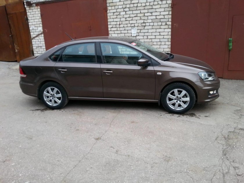 Поло седан коричневый r17