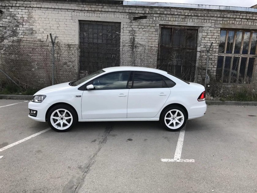 Белый Фольксваген поло на дисках 16