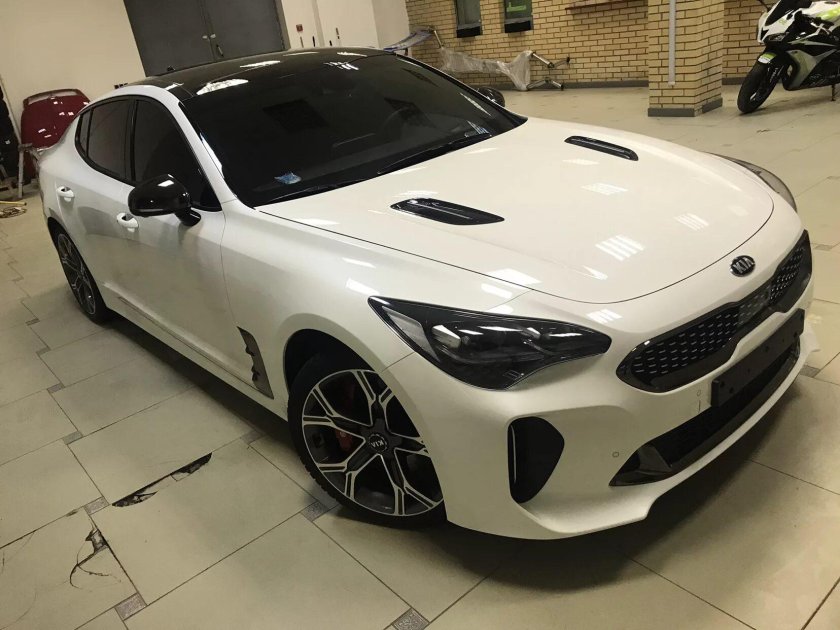 Киа Стингер черная тонированная