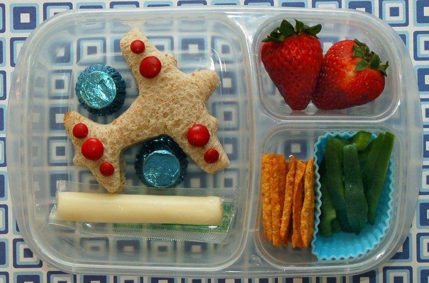 Перекус ребенку в самолет