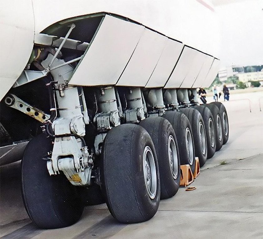 АН-225 Мрия шасси