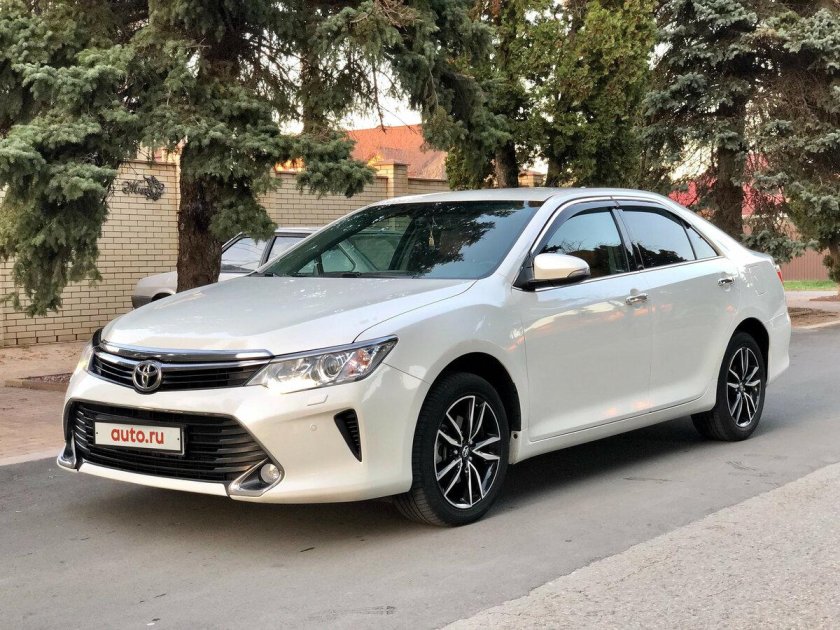 Toyota Camry 2017 белая