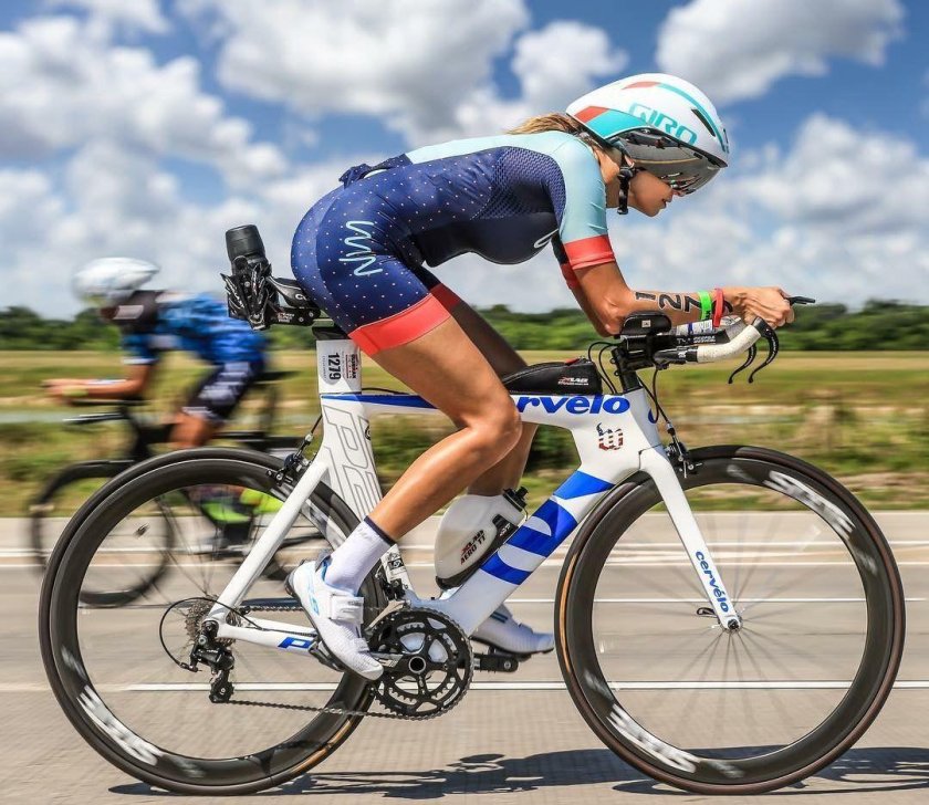 Девушка на шоссейном велосипеде