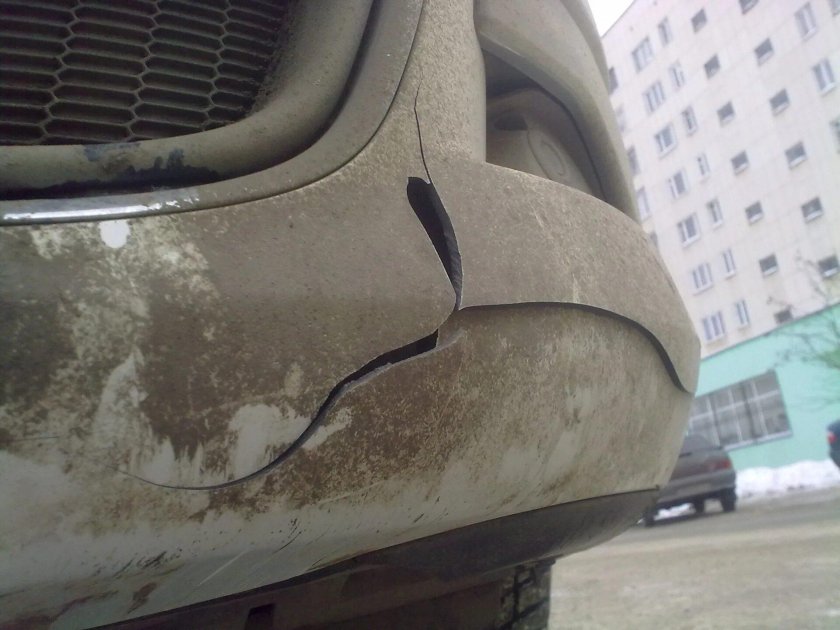 Повреждения капота и решетки