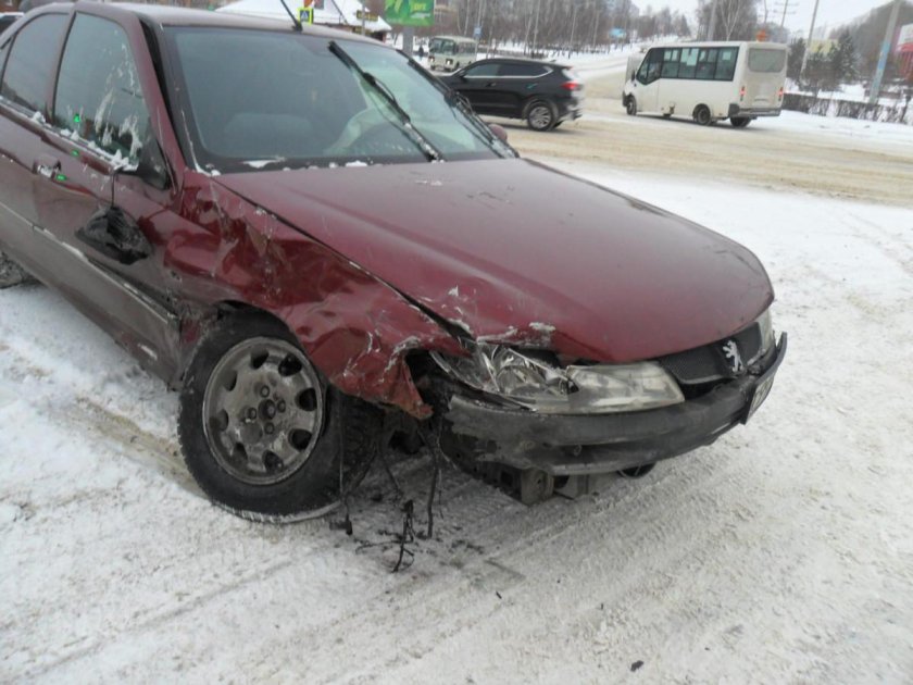 Разбитая Пежо 406