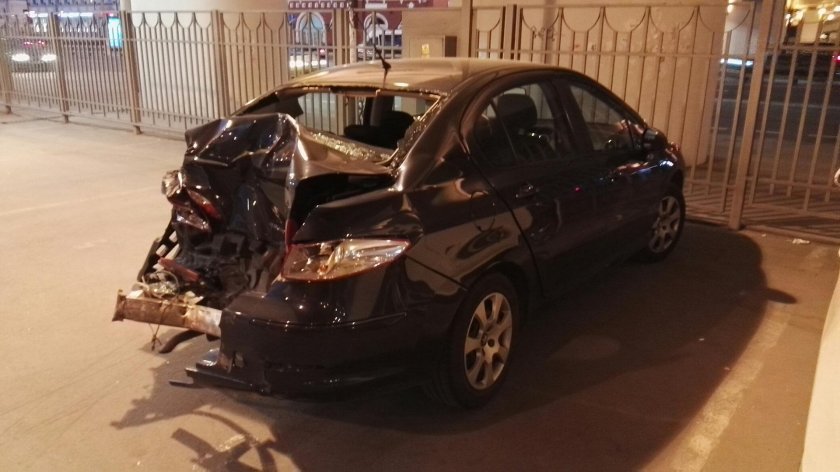 Разбитый Пежо 408