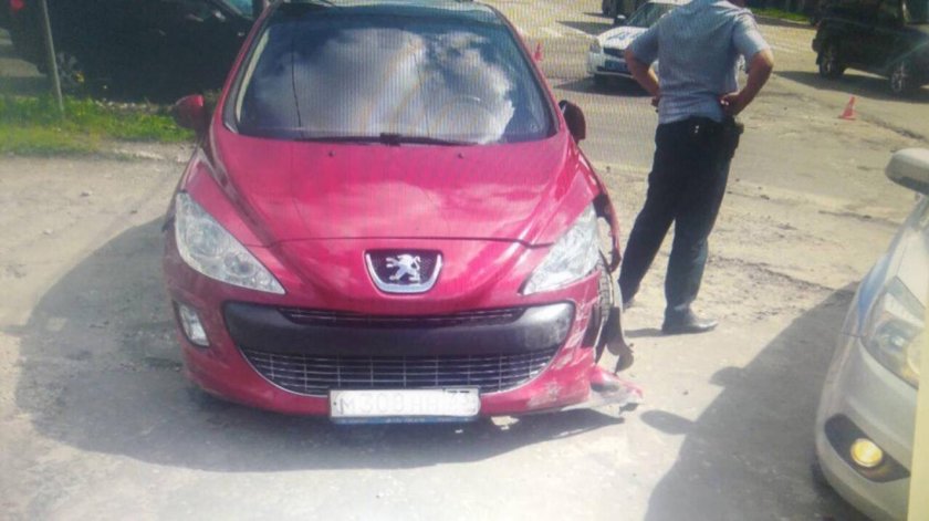 Разбитый Пежо 308 красный