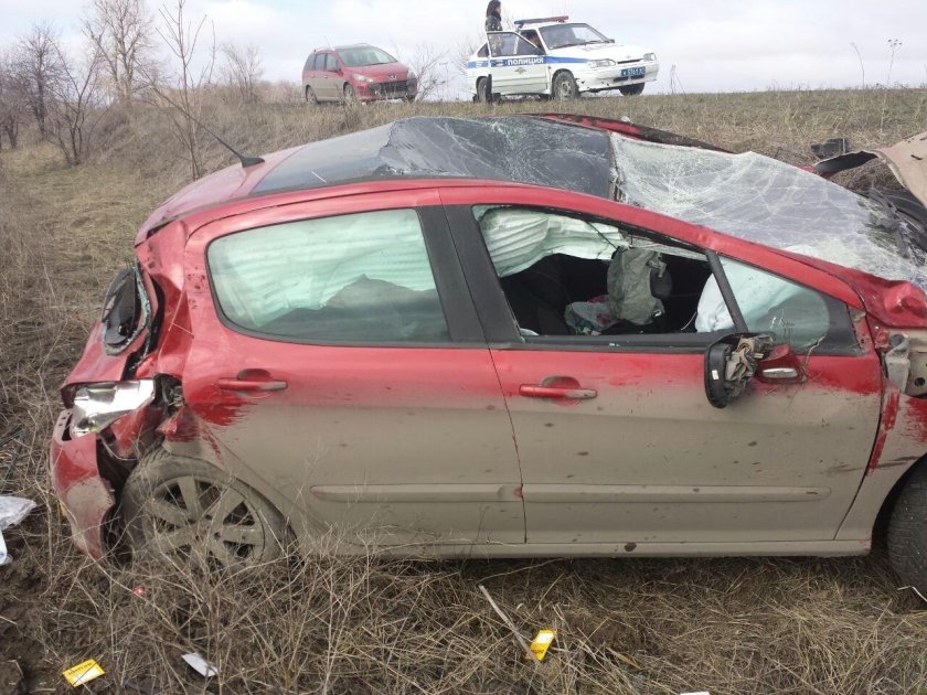 Пежо 308 красный зимой