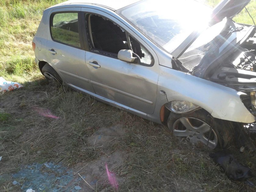Разбитый Пежо 307