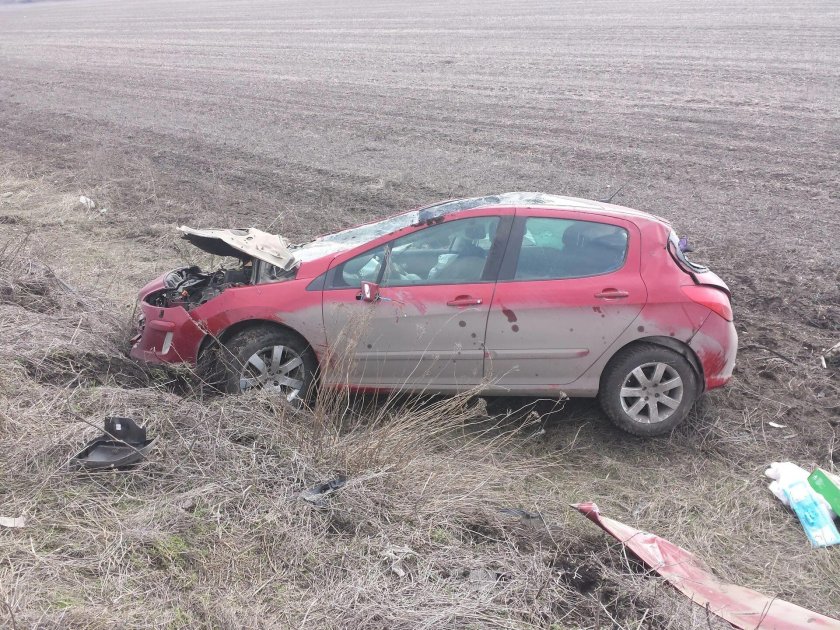 Разбитый Пежо 308 красный