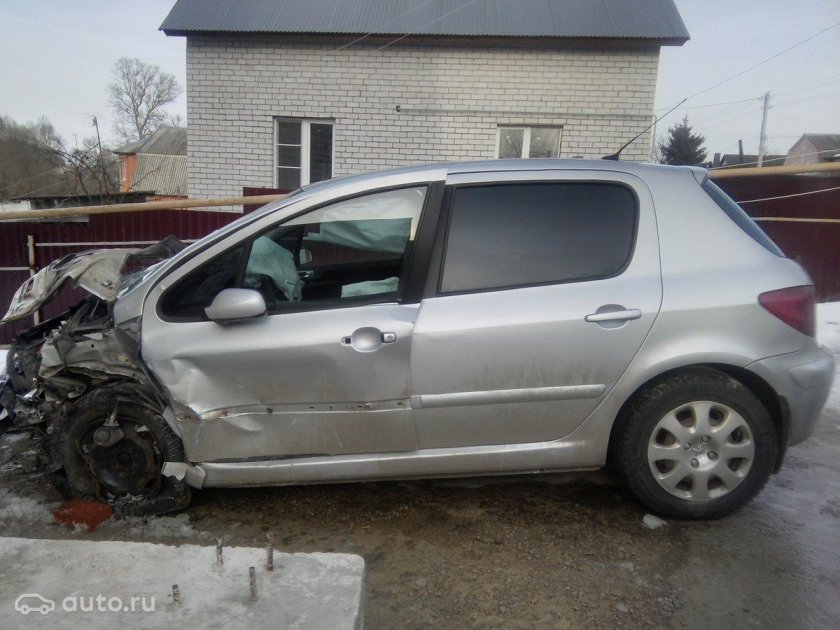 Разбитый Пежо 307