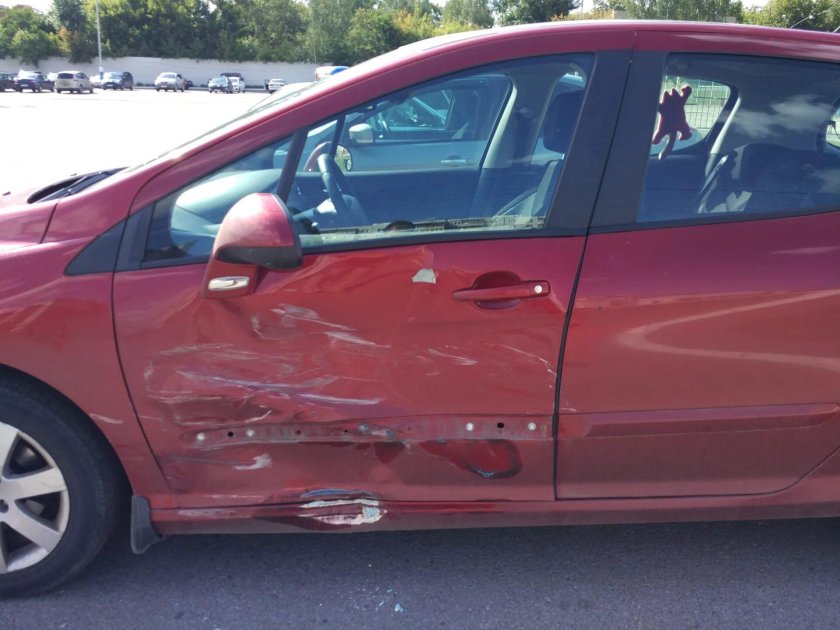 Разбитый Пежо 308 красный