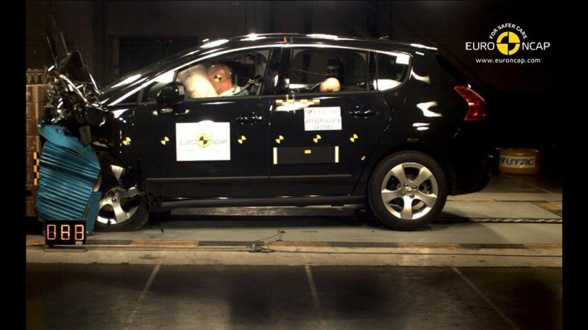 Разбитый Пежо 3008